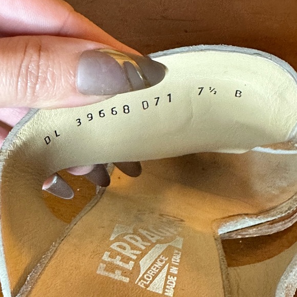 Used SALVATORE FERRAGAMO
Leather T-Strap Sandals - Picture 5 of 6